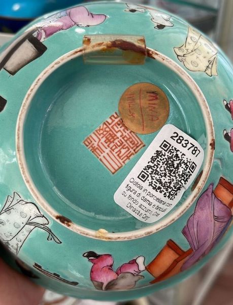 Ciotola in porcellana famiglia Rosa con figura di dama e fanciulli su fondo turchese, Cina, Dinastia Qing, marca e del periodo Jiaqing  - Asta Dimore italiane - Associazione Nazionale - Case d'Asta italiane