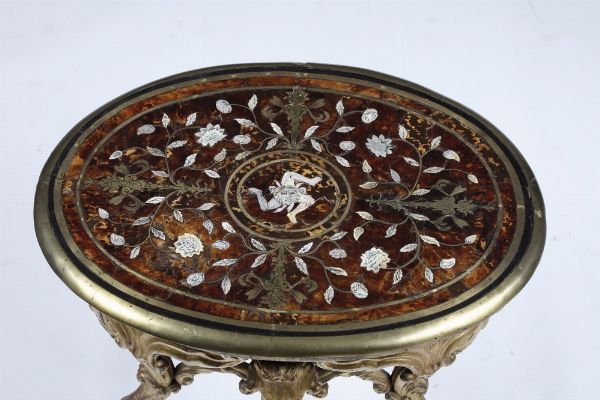 Tavolino da centro in legno intagliato e dorato. XVIII secolo  - Asta Dimore italiane - Associazione Nazionale - Case d'Asta italiane