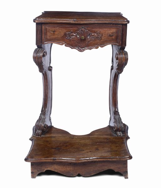Inginocchiatoio in noce intagliato. XVIII secolo  - Asta Dimore italiane - Associazione Nazionale - Case d'Asta italiane