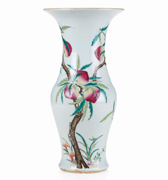 Vaso in porcellana con decoro di pesche, Cina, Dinastia Qing, XIX secolo  - Asta Dimore italiane - Associazione Nazionale - Case d'Asta italiane