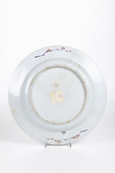 Piatto in porcellana Imari con decori floreali e figura di uccellino tra i rami, Cina, Dinastia Qing, epoca Yongzheng (1723-1735)  - Asta Dimore italiane - Associazione Nazionale - Case d'Asta italiane