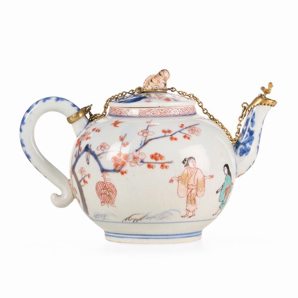 Teiera in porcellana con attacco tra manico presa e beccuccio in vermaille, Arita con figure, Giappone  - Asta Dimore italiane - Associazione Nazionale - Case d'Asta italiane