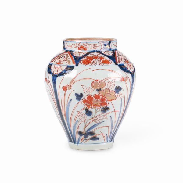 Vaso in porcellana Imari con decori floreali, Giappone, fine XVII secolo  - Asta Dimore italiane - Associazione Nazionale - Case d'Asta italiane