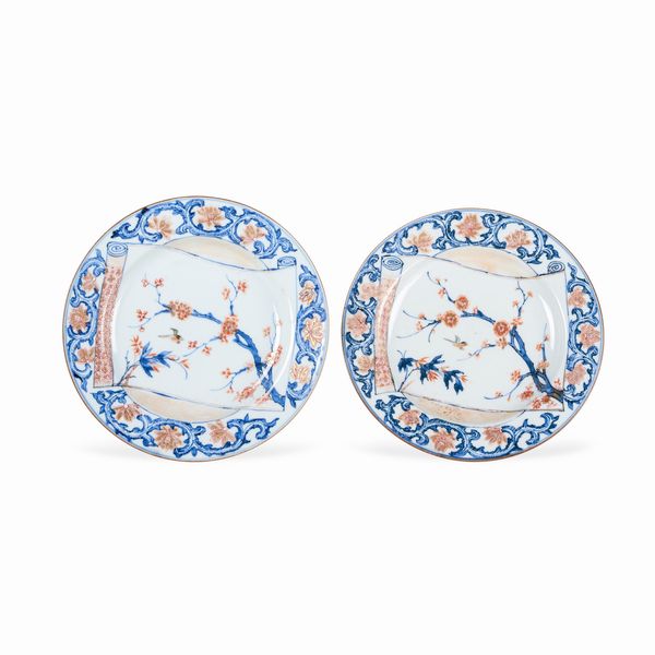 Coppia di piatti in porcellana Imari con decoro di uccellini tra i rami e motivi floreali, Cina, Dinastia Qing, epoca Kangxi (1662-1722)  - Asta Dimore italiane - Associazione Nazionale - Case d'Asta italiane