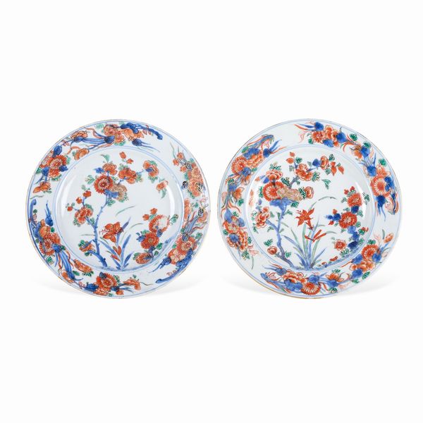 Coppia di piatti in porcellana Imari con decoro floreale e rami in fiore, Cina, Dinastia Qing, epoca Kangxi (1662-1722)  - Asta Dimore italiane - Associazione Nazionale - Case d'Asta italiane