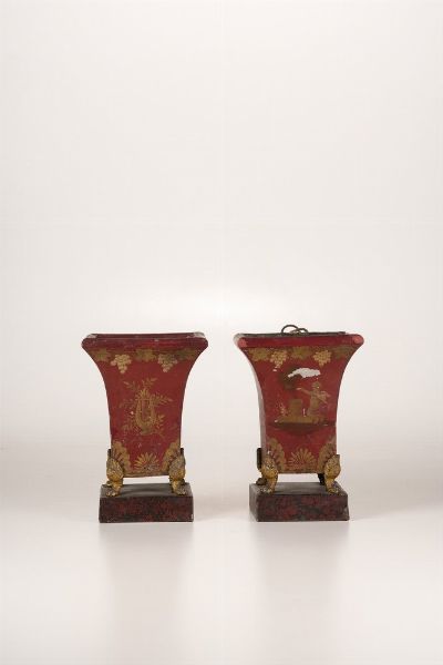 Coppia di vasetti laccati in oro su fondo rosso e base in legno  - Asta Dimore italiane - Associazione Nazionale - Case d'Asta italiane