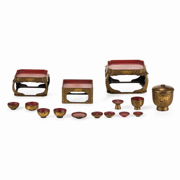 Servizio da sak in lacca, Giappone, epoca Meiji (1868 - 1912)  - Asta Dimore italiane - Associazione Nazionale - Case d'Asta italiane