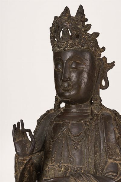 Figura di Buddha incoronato in bronzo, Cina, Dinastia Ming, XVII secolo  - Asta Dimore italiane - Associazione Nazionale - Case d'Asta italiane