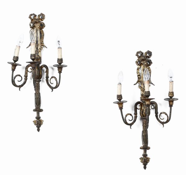Coppia di appliques in bronzo dorato a tre luci. XIX secolo  - Asta Dimore italiane - Associazione Nazionale - Case d'Asta italiane
