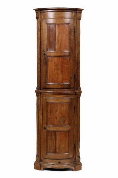 Angolare in noce a due ante pannellate. XVIII secolo  - Asta Dimore italiane - Associazione Nazionale - Case d'Asta italiane