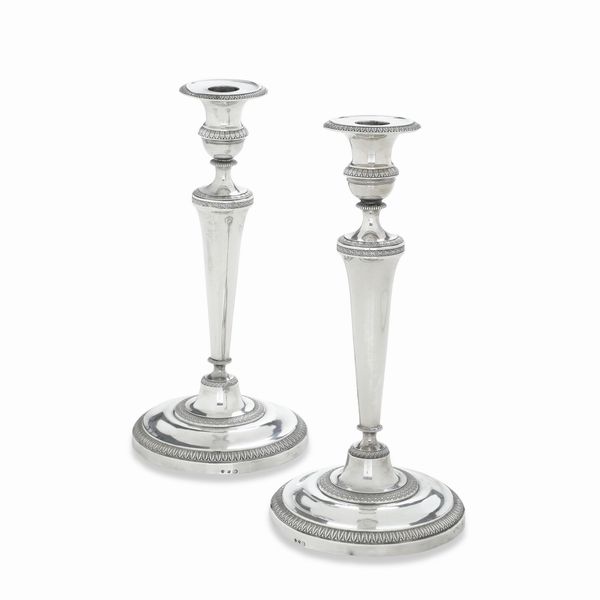 Coppia di candelieri. Genova, prima met del XIX secolo. Marchio con delfino e aquila coronata in uso dal 1824 al 1872 e dell'argentiere P G entro rettangolo (non identificato)  - Asta Dimore italiane - Associazione Nazionale - Case d'Asta italiane