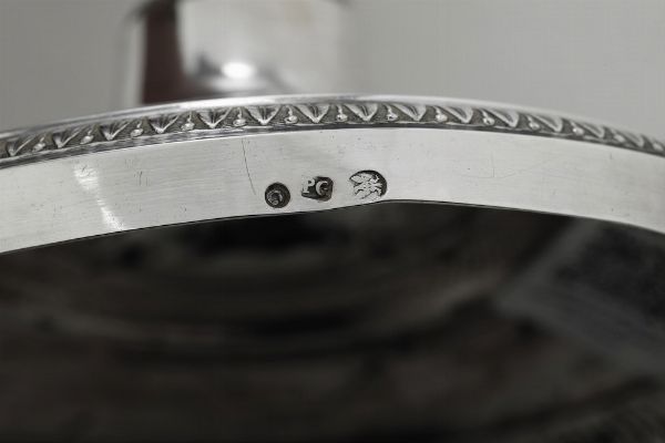 Coppia di candelieri. Genova, prima met del XIX secolo. Marchio con delfino e aquila coronata in uso dal 1824 al 1872 e dell'argentiere P G entro rettangolo (non identificato)  - Asta Dimore italiane - Associazione Nazionale - Case d'Asta italiane