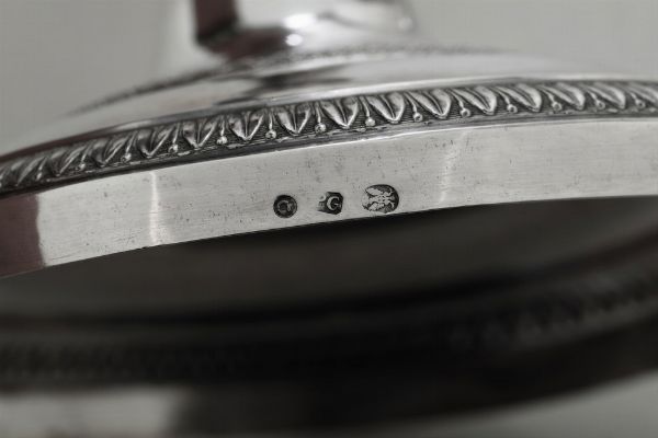 Coppia di candelieri. Genova, prima met del XIX secolo. Marchio con delfino e aquila coronata in uso dal 1824 al 1872 e dell'argentiere P G entro rettangolo (non identificato)  - Asta Dimore italiane - Associazione Nazionale - Case d'Asta italiane