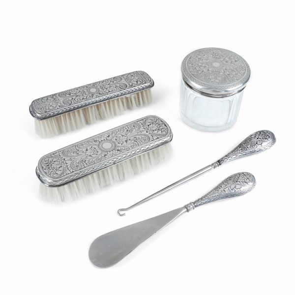 Servizio da toelette. Argenteria italiana del XX secolo  - Asta Dimore italiane - Associazione Nazionale - Case d'Asta italiane