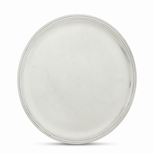 Vassoio circolare. Argenteria milanese. Marchio con fascio littorio in uso dal 1935 al 1945. Argentiere Francesco Caputo  - Asta Dimore italiane - Associazione Nazionale - Case d'Asta italiane