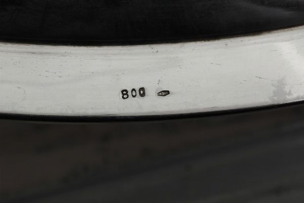 Vassoio circolare. Argenteria milanese. Marchio con fascio littorio in uso dal 1935 al 1945. Argentiere Francesco Caputo  - Asta Dimore italiane - Associazione Nazionale - Case d'Asta italiane