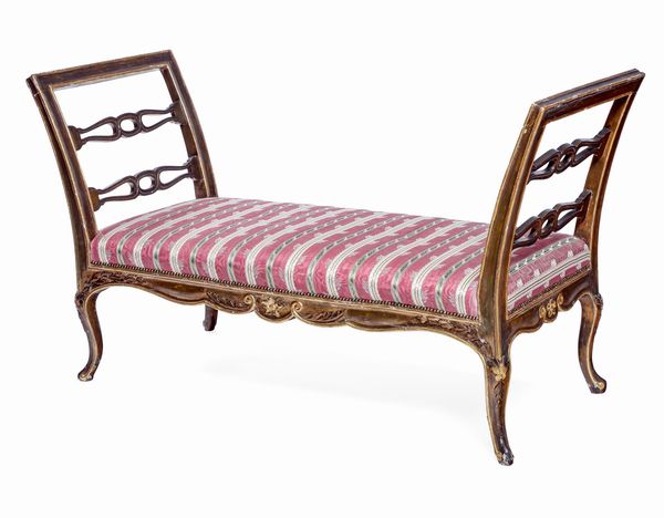 Divanetto in legno di noce intagliato e laccato. XIX secolo  - Asta Dimore italiane - Associazione Nazionale - Case d'Asta italiane