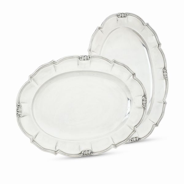 Due vassoi da portata. Argenteria milanese. Marchio con fascio littorio in uso dal 1935 al 1945. Argentiere Ilario Pradella  - Asta Dimore italiane - Associazione Nazionale - Case d'Asta italiane