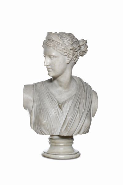 Coppia di busti in marmo raffiguranti l'Apollo del Belvedere e la Venere di Versailles. Arte neoclassica italiana del XIX secolo. Piedistalli a colonna in legno marmorizzato (antichi ma non pertinenti)  - Asta Dimore italiane - Associazione Nazionale - Case d'Asta italiane