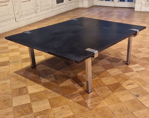 Tavolo basso da salotto. Piano nero e sostegni in metallo. Italia XX secolo  - Asta Dimore italiane - Associazione Nazionale - Case d'Asta italiane
