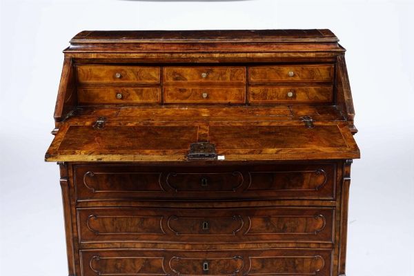 Ribalta Luigi XIV lastronata in radica. Lombardia XVIII secolo  - Asta Dimore italiane - Associazione Nazionale - Case d'Asta italiane