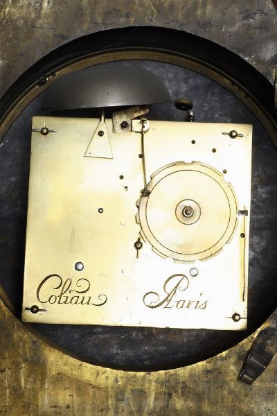 Pendola Cartel da parete in bronzo dorato. Francia, Antoine Coliau, fine XVIII secolo  - Asta Dimore italiane - Associazione Nazionale - Case d'Asta italiane