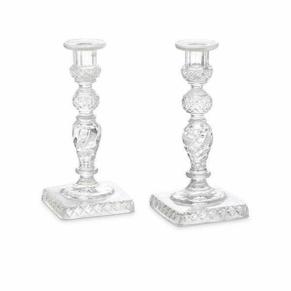 Coppia candelieri in cristallo. XX secolo  - Asta Dimore italiane - Associazione Nazionale - Case d'Asta italiane