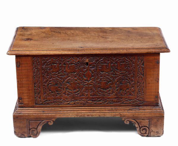 Piccola cassapanca in noce intagliato. XVII-XVIII secolo  - Asta Dimore italiane - Associazione Nazionale - Case d'Asta italiane