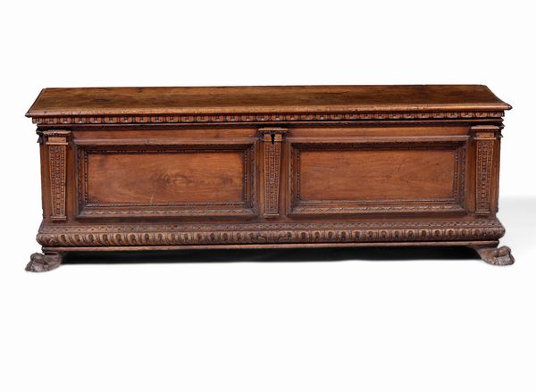 Cassapanca in noce intagliato. XVIII-XIX secolo  - Asta Dimore italiane - Associazione Nazionale - Case d'Asta italiane