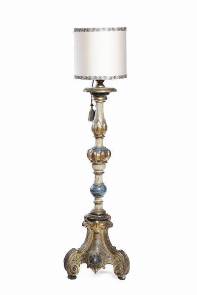 Lampada da terra in legno intagliato, laccato e dorato. XVIII secolo  - Asta Dimore italiane - Associazione Nazionale - Case d'Asta italiane