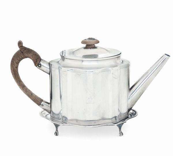 Teiera con vassoio. Londra 1794. Marchio dell'argentiere (non identificato)  - Asta Dimore italiane - Associazione Nazionale - Case d'Asta italiane