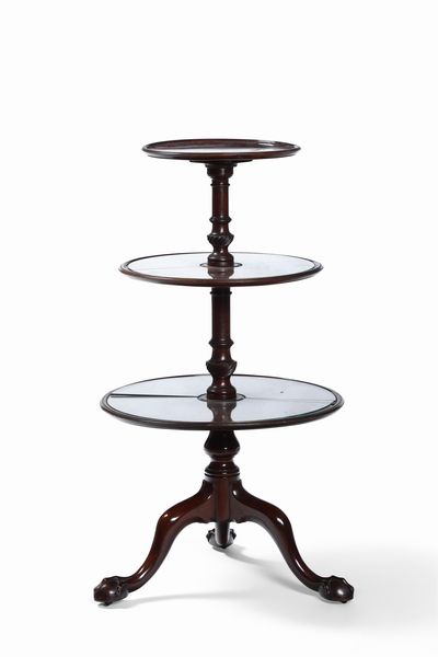 Tavolino a tre ripiani in mogano. XIX secolo  - Asta Dimore italiane - Associazione Nazionale - Case d'Asta italiane