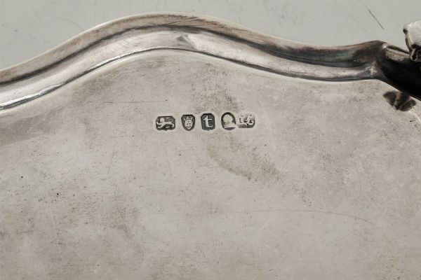 Teiera con vassoio. Londra 1794. Marchio dell'argentiere (non identificato)  - Asta Dimore italiane - Associazione Nazionale - Case d'Asta italiane