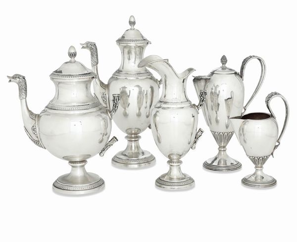 Servizio da t e caff e versatoio e lattiera di differente manifattura. Argenteria italiana del XX secolo  - Asta Dimore italiane - Associazione Nazionale - Case d'Asta italiane