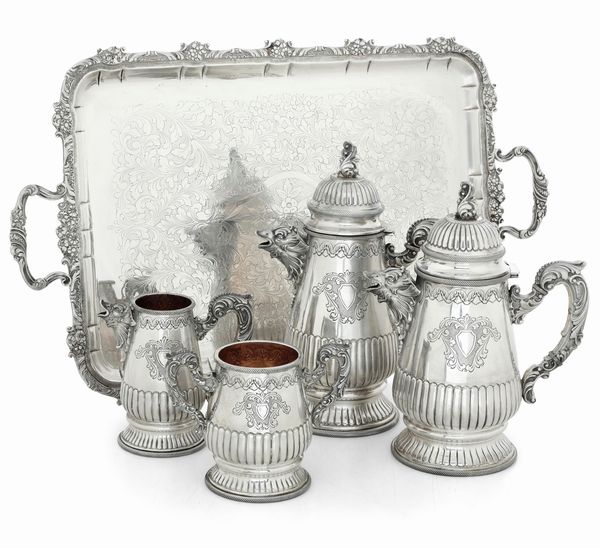 Vassoio e servizio da t e caff. Argenteria milanese del XX secolo. Vassoio argentiere Carlo Gandolfi. Servizio argentieri Fratelli Cacchione  - Asta Dimore italiane - Associazione Nazionale - Case d'Asta italiane