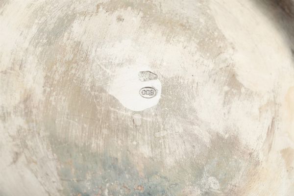 Vassoio e servizio da t e caff. Argenteria milanese del XX secolo. Vassoio argentiere Carlo Gandolfi. Servizio argentieri Fratelli Cacchione  - Asta Dimore italiane - Associazione Nazionale - Case d'Asta italiane