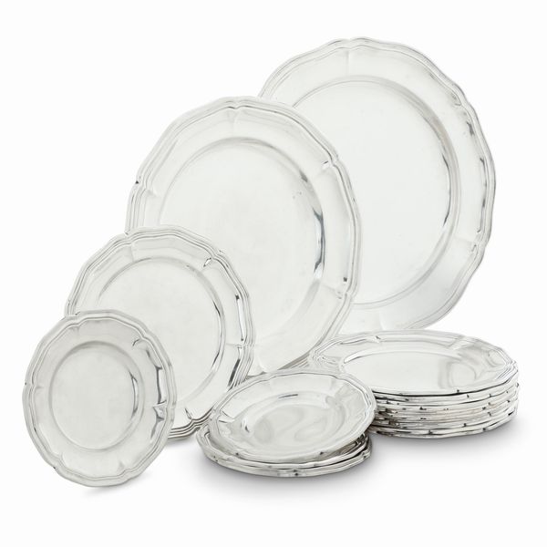 Insieme di piatti in argento. Argenteria italiana del XX secolo, vari argentieri tra cui Cesa, Alessandria  - Asta Dimore italiane - Associazione Nazionale - Case d'Asta italiane