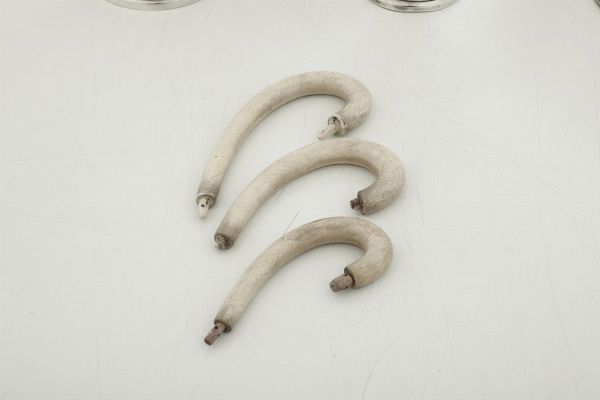 Servizio da t e caff e versatoio e lattiera di differente manifattura. Argenteria italiana del XX secolo  - Asta Dimore italiane - Associazione Nazionale - Case d'Asta italiane