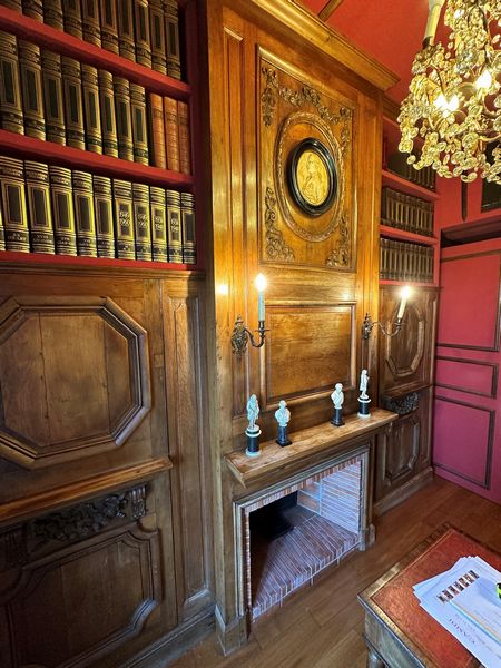 Boiserie in legno fgormata da numerose ante pannellate, XVIII secolo (elementi non coevi)  - Asta Dimore italiane - Associazione Nazionale - Case d'Asta italiane