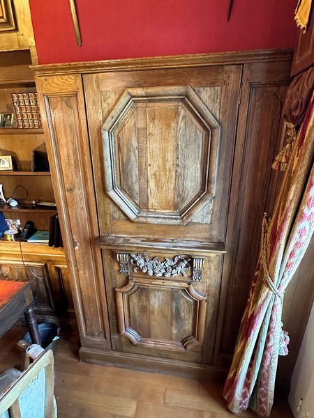 Boiserie in legno fgormata da numerose ante pannellate, XVIII secolo (elementi non coevi)  - Asta Dimore italiane - Associazione Nazionale - Case d'Asta italiane