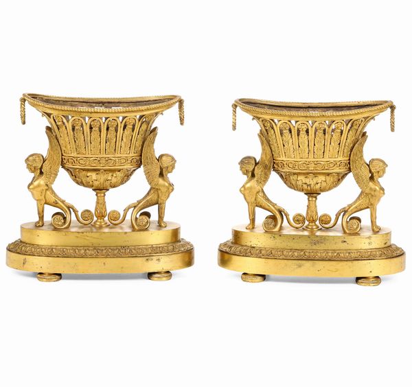 Coppia di centrotavola. Bronzo fuso, dorato e cesellato. Arte neoclassica del XIX secolo  - Asta Dimore italiane - Associazione Nazionale - Case d'Asta italiane