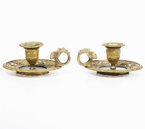 Coppia di bugie. Bronzo fuso, traforato e cesellato. Fonditore del XIX secolo  - Asta Dimore italiane - Associazione Nazionale - Case d'Asta italiane