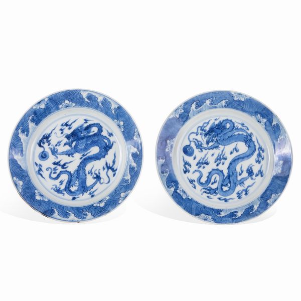 Coppia di piatti con dragone in porcellana bianca e blu, Cina, Dinastia Qing, epoca Kangxi (1662-1722)  - Asta Dimore italiane - Associazione Nazionale - Case d'Asta italiane