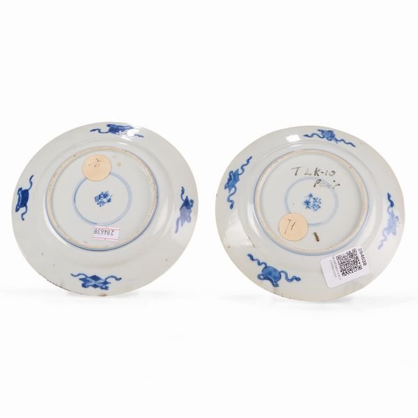 Coppia di piatti con dragone in porcellana bianca e blu, Cina, Dinastia Qing, epoca Kangxi (1662-1722)  - Asta Dimore italiane - Associazione Nazionale - Case d'Asta italiane