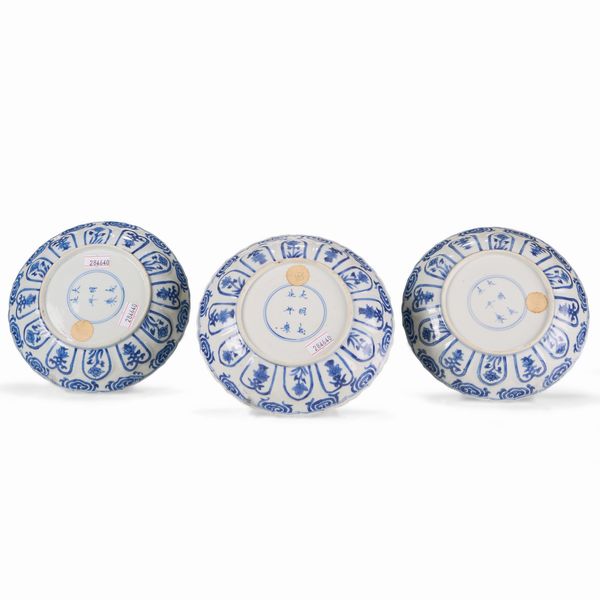 Tre piatti con scene di vita comune in porcellana bianca e blu, Cina, Dinastia Qing, epoca Kangxi (1662-1722)  - Asta Dimore italiane - Associazione Nazionale - Case d'Asta italiane