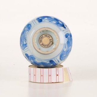 Vaso a bottiglia con decori floreali in porcellana bianca e blu, Cina, Dinastia Qing, epoca Kangxi (1662-1722)<BR><BR>  - Asta Dimore italiane - Associazione Nazionale - Case d'Asta italiane