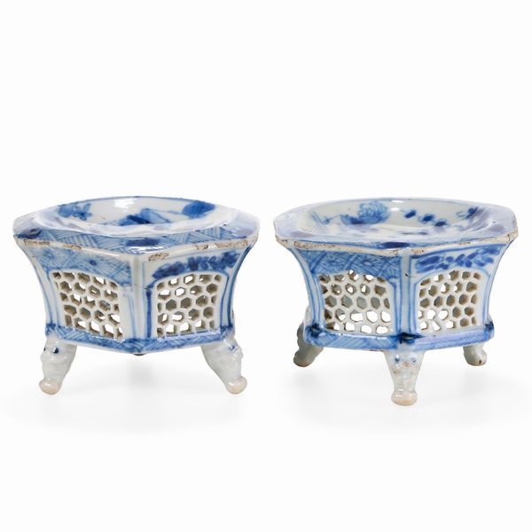 Coppia di saliere contenitori traforati con decoro segreto, Cina, Dinastia Qing, epoca Kangxi (1662-1722)  - Asta Dimore italiane - Associazione Nazionale - Case d'Asta italiane