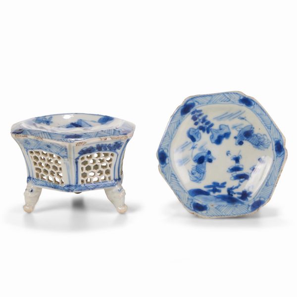 Coppia di saliere contenitori traforati con decoro segreto, Cina, Dinastia Qing, epoca Kangxi (1662-1722)  - Asta Dimore italiane - Associazione Nazionale - Case d'Asta italiane