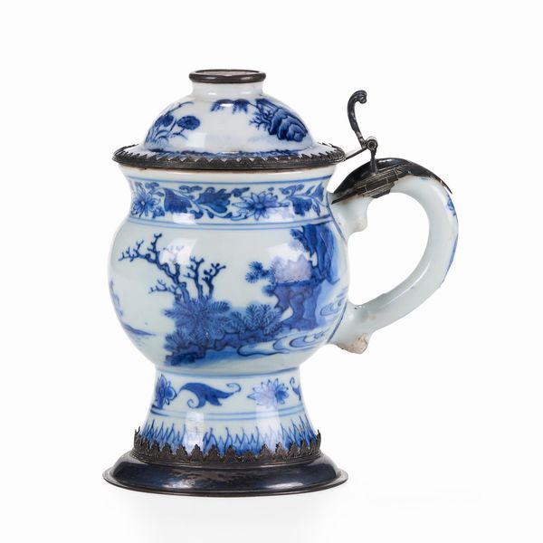 Brocca con coperchio in porcellana bianca e blu e montatura in argento, Cina, Dinastia Qing, epoca Shunzhi (1644-1661)<BR><BR>  - Asta Dimore italiane - Associazione Nazionale - Case d'Asta italiane