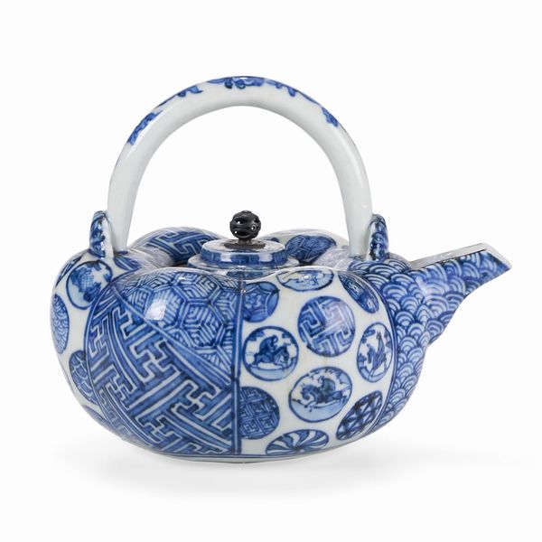 Teiera bianca e blu a riserve circolari e decoro geometrico in porcellana, Giappone, Arita XIX secolo  - Asta Dimore italiane - Associazione Nazionale - Case d'Asta italiane